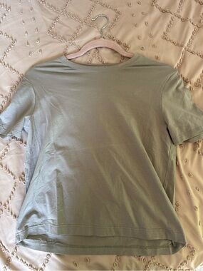 Lululemon t shirt in riverstone size 6!